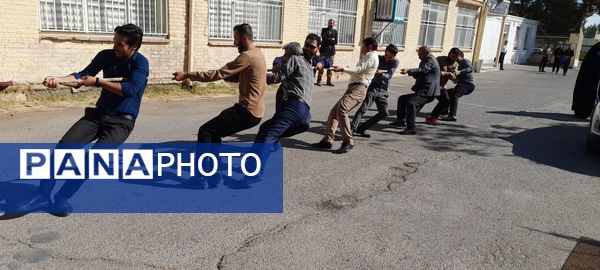 مسابقه طناب کشی و تیراندازی با تفنگ بادی در زاوه