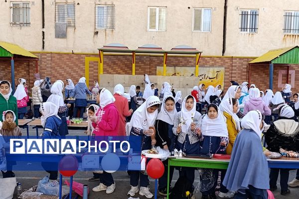 برپایی بازارچه کسب‌و‌کار در مدرسه شهدای پانزده خرداد قرچک