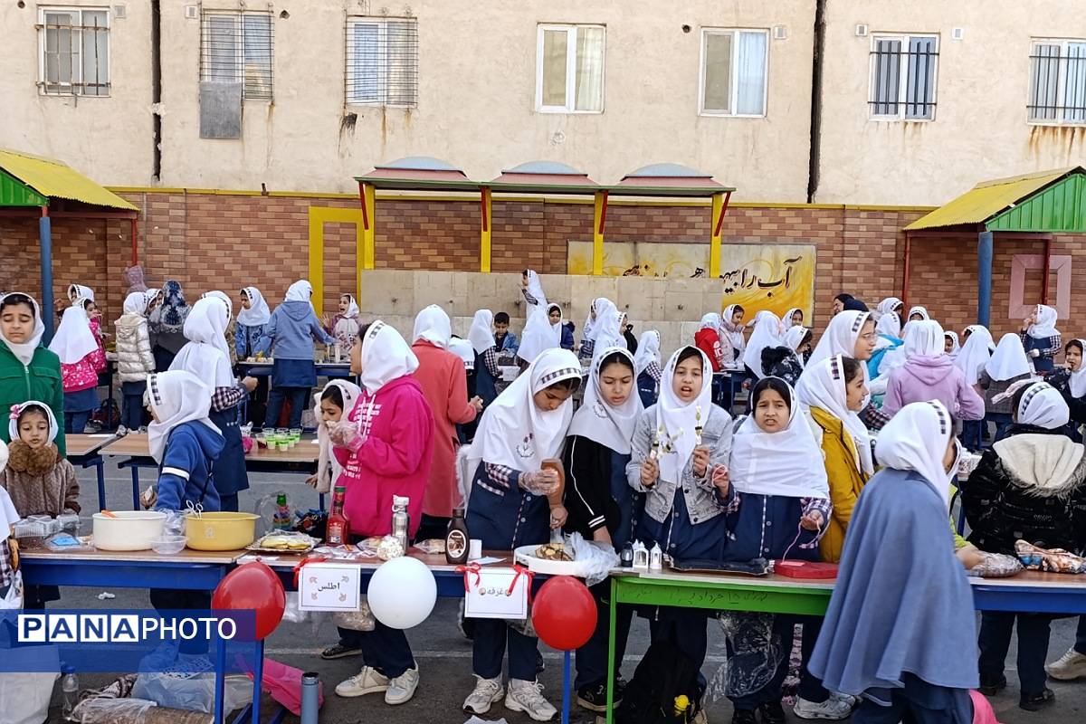 برپایی بازارچه کسب‌و‌کار در مدرسه شهدای پانزده خرداد قرچک