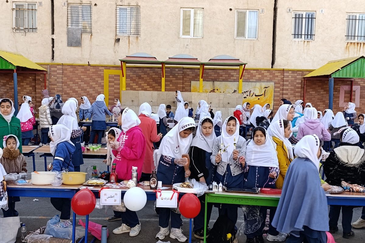 برپایی بازارچه کسب‌و‌کار در مدرسه شهدای پانزده خرداد قرچک