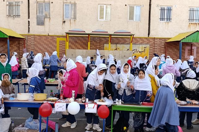 برپایی بازارچه کسب‌و‌کار در مدرسه شهدای پانزده خرداد قرچک