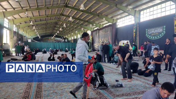 پیاده‌روی زائران در دهه پایانی ماه سفر جاده قدیم نیشابور به سمت مشهد
