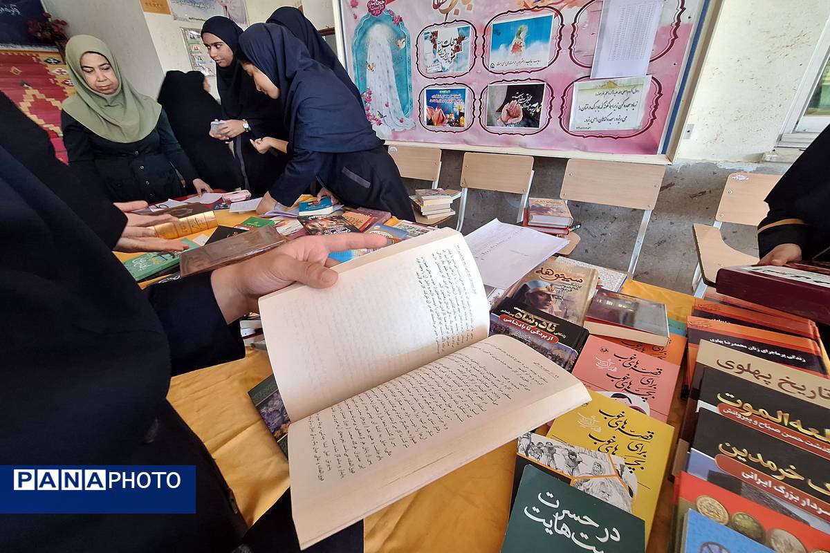 نمایشگاه کوچک کتاب در مدرسه 