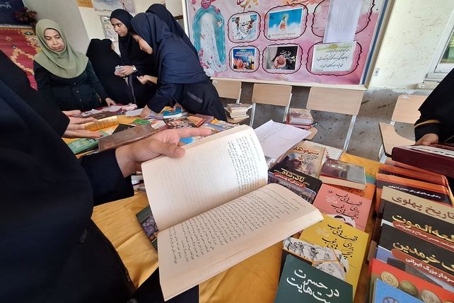 نمایشگاه کوچک کتاب در مدرسه 