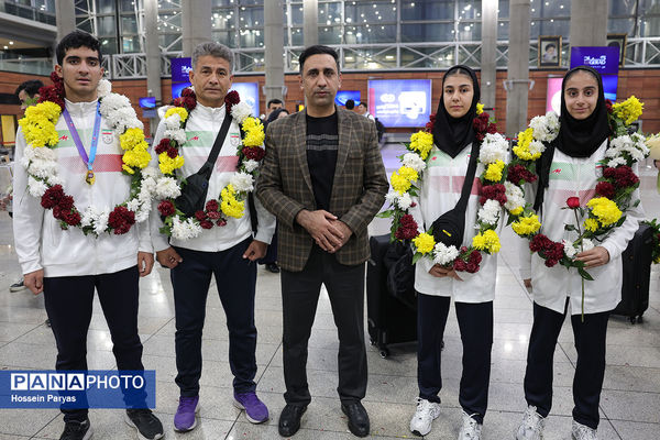بازگشت طلایی‌پوشان بلندقامت دانش‌آموز ایران با کاپ قهرمانی