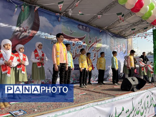 حال و هوای غرفه‌های سازمان دانش‌آموزی و خبرگزاری پانا در راهپیمایی ۲۲ بهمن