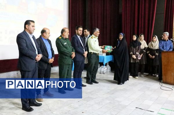 تجلیل از برگزیدگان دانش‌آموزی مسابقات فرهنگی و هنری جشنواره هما شهرستان دشتستان 