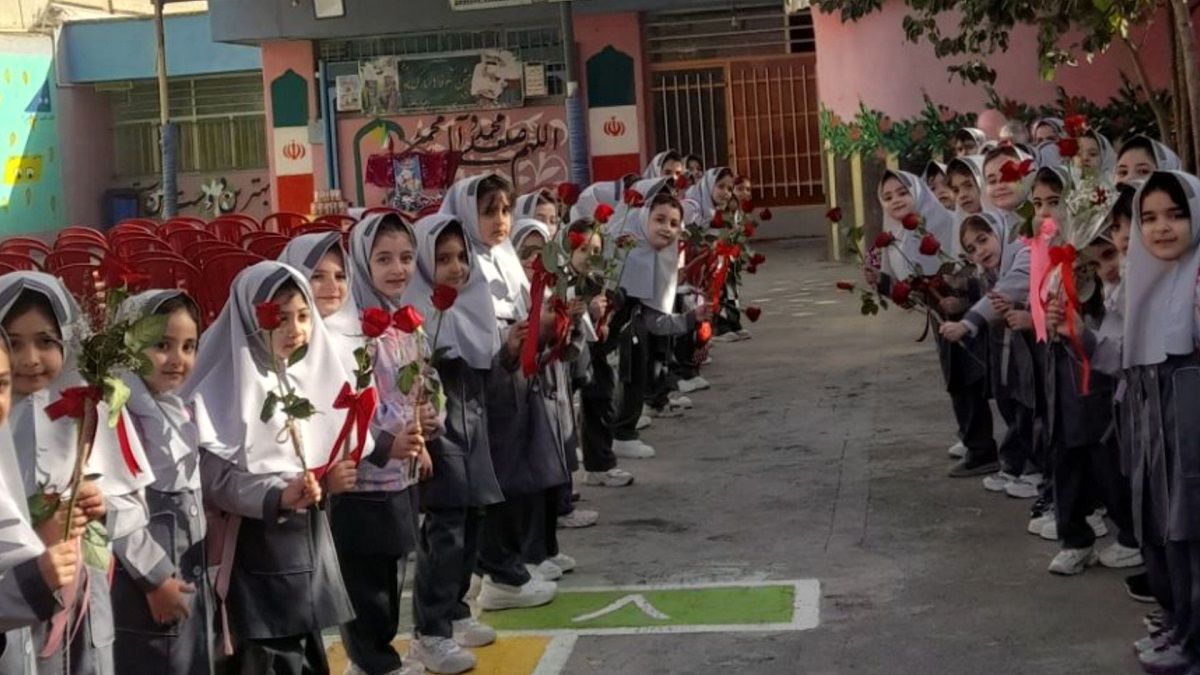 جشن شکوفه‌ها در مدرسه پیک انقلاب ناحیه 2 کرج