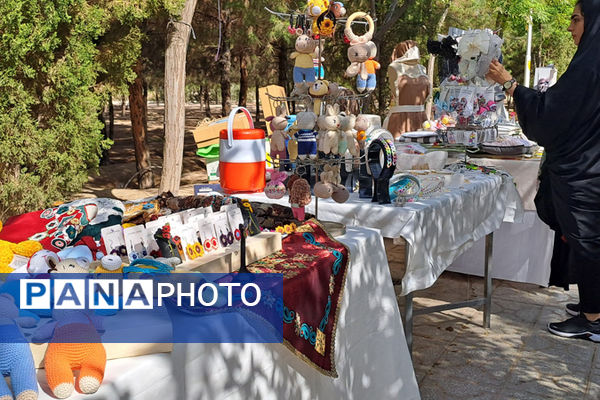 نمایشگاه محصولات دستی بانوان در بوستان نرگس قم