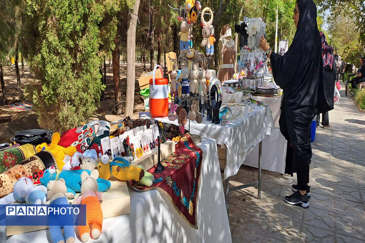 نمایشگاه محصولات دستی بانوان در بوستان نرگس قم