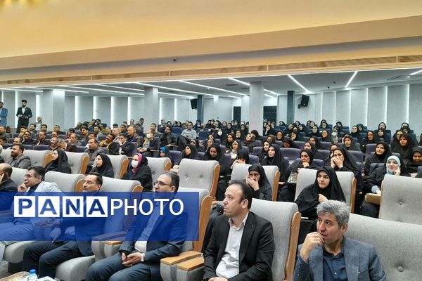 نشست فصلی مدیر منطقه با مدیران مدارس؛ تأکید بر هماهنگی و ارتقای کیفیت آموزشی