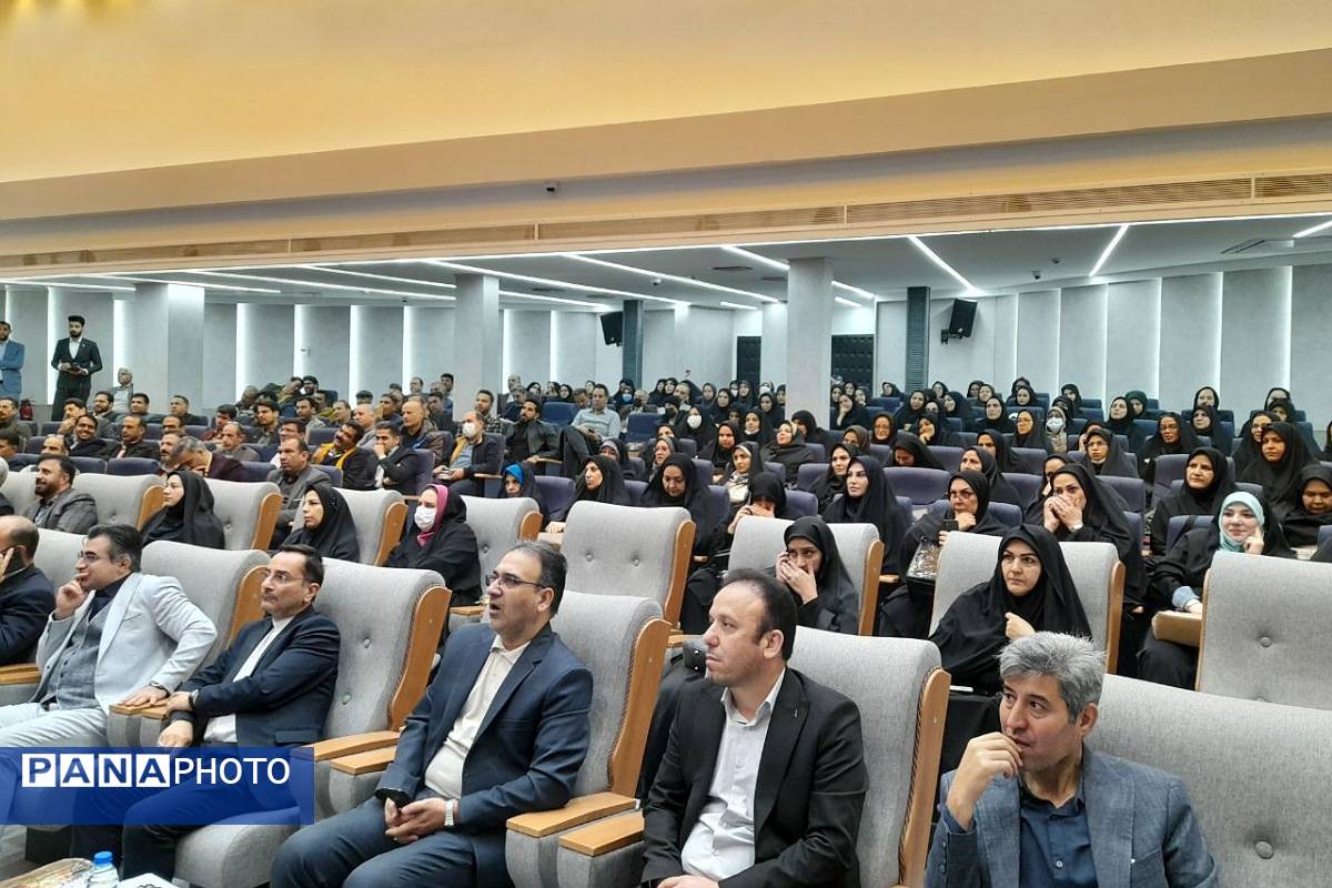 نشست فصلی مدیر منطقه با مدیران مدارس؛ تأکید بر هماهنگی و ارتقای کیفیت آموزشی