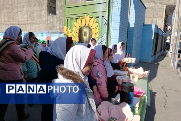 دانش‌آموزان مدرسه ۲۲ بهمن به مناسبت ولادت حضرت مهدی (عج)، موکبی را برپا کردند