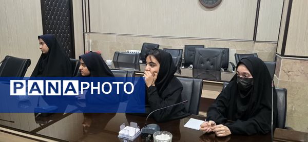 نشست مدیر آموزش‌ و پرورش با اعضای شورای دانش‌آموزی متوسطه اول