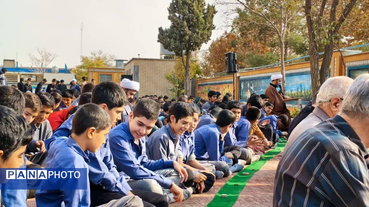 اقامه نماز باران در دبیرستان علوم و معارف شهید مطهری (ره)