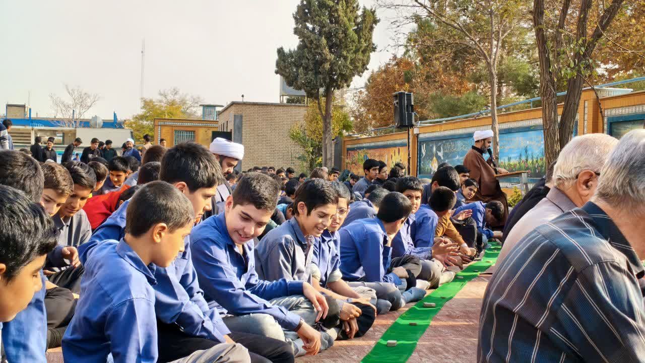 اقامه نماز باران در دبیرستان علوم و معارف شهید مطهری (ره)