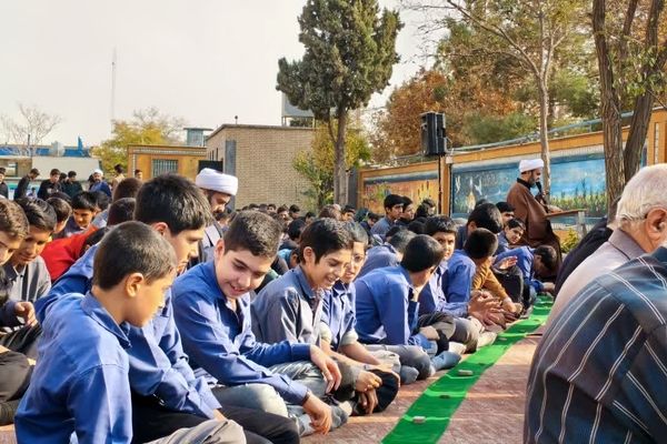 اقامه نماز باران در دبیرستان علوم و معارف شهید مطهری (ره)