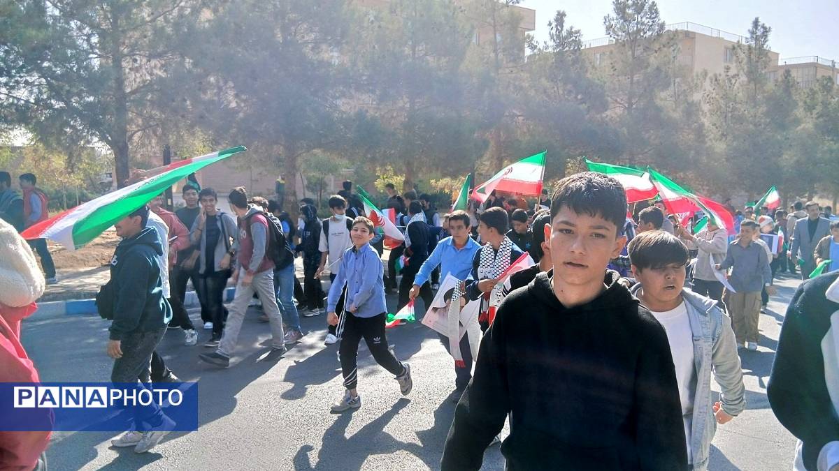 راهپیمایی 13 آبان دانش‌آموزان و مسئولین شهر مهستان