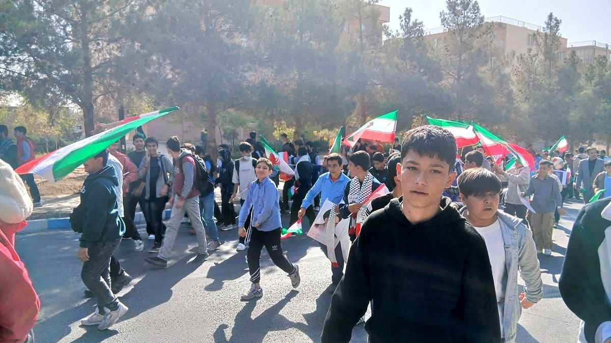 راهپیمایی 13 آبان دانش‌آموزان و مسئولین شهر مهستان