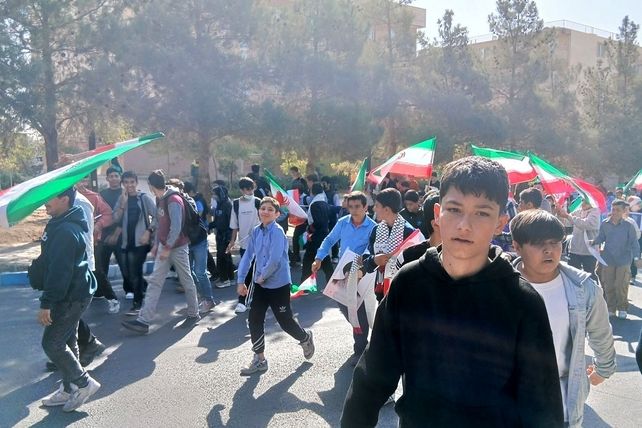 راهپیمایی 13 آبان دانش‌آموزان و مسئولین شهر مهستان