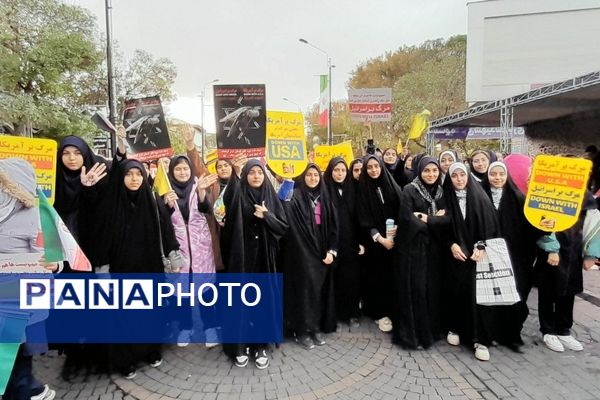 حضور دانش‌آموزان زنجانی در راهپیمایی روز ۱۳ آبان 