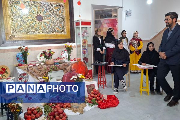 بازدید معاون پرورشی و فرهنگی ادارهکل شهرستانهای استان تهران از جشنواره انار در هنرستان امالبنین ورامین