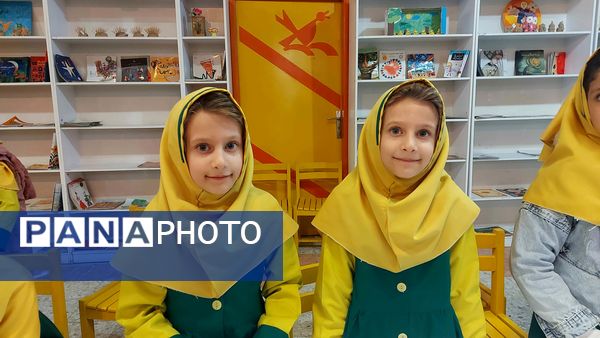 دوستی دانش‌آموزان با کتاب به‌مناسبت هفته‌ کتاب‌ و‌ کتابخانی