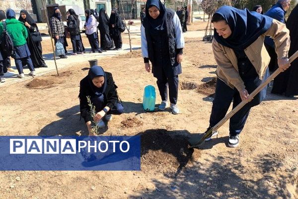 کاشت نهال توسط دانش‌آموزان دبیرستان سعادت کهریزک در محوطه حرم امام خمینی (ره)