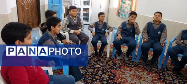 جلسه شورای دانش‌آموزی در مدرسه پویندگان فرهنگ خلیل آباد 