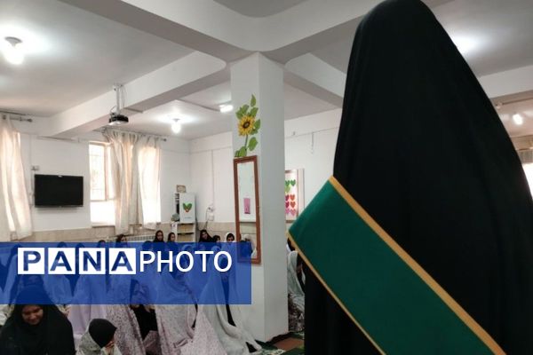 اقامه نماز جماعت در دبیرستان شهید مجید دهنوی نیشابور