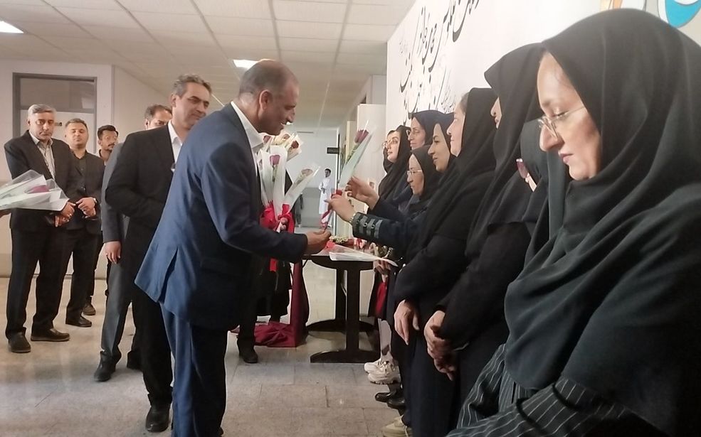 آیین غبار روبی و عطرافشانی مزار شهدا و تجلیل از معلمان سیستانی‌و‌بلوچستانی برگزار شد