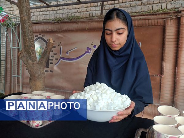 عطر فاطمی در فضای آموزش دبیرستان میرزا جعفر سروقد با برپایی ایستگاه صلواتی 