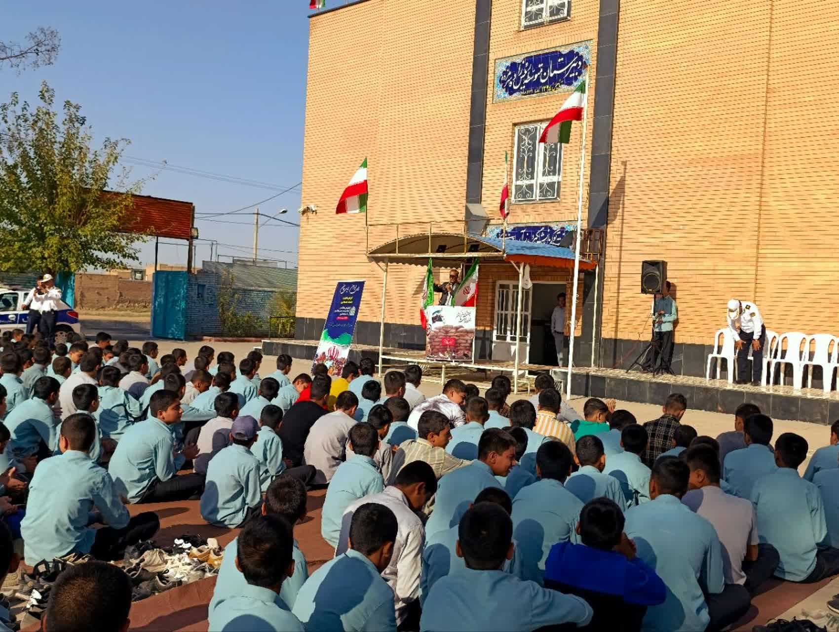  زنگ فرهنگ ترافیک در دبیرستان رییس‌زاده خلیل اباد به صدا درآمد