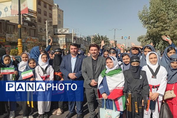 حماسه حضور دانش‌آموزان قرچکی در یوم الله ۱۳ آبان