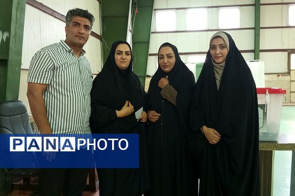 حضور پرشور کودکان در کنار والدین پای صندوق‌های رای نصیرشهر 