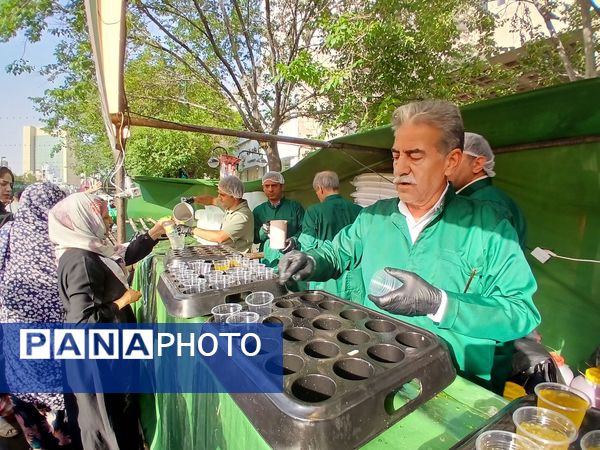 مردم شهر مشهد در روز ولادت امام رضا به خوبی از مردم پذیرایی کردند