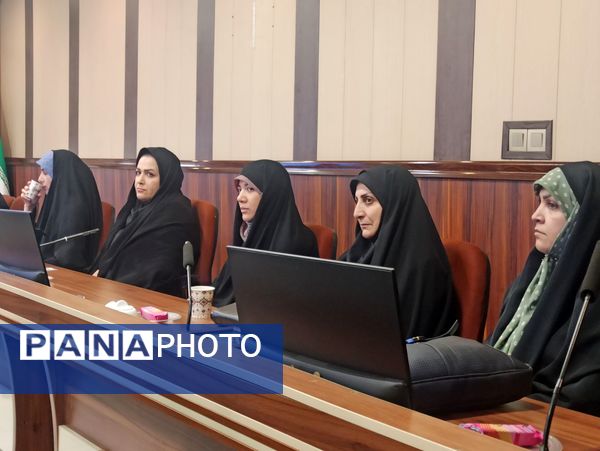 مراسم تقدیر از رابطین امور بانوان مدارس ناحیه یک شهرری