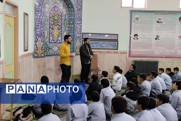 گفت‌وگوی آموزشی پس از اقامه نماز جماعت در دبیرستان شهید چمران