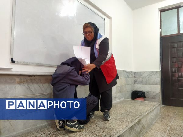 دوره‌های آموزشی مقابله با زلزله در دبیرستان علی افشارنژاد
