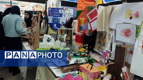 بازدید دانش آموزان از نمایشگاه پژوهش و فناوری در خلیل آباد