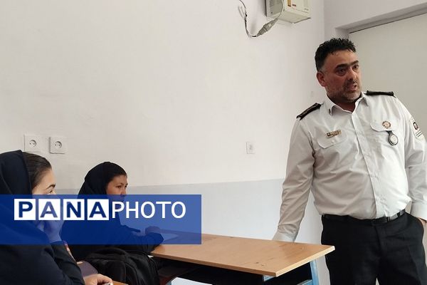 آموزش اصول اولیه آتش‌نشانی در مدرسه زکیه صباشهر