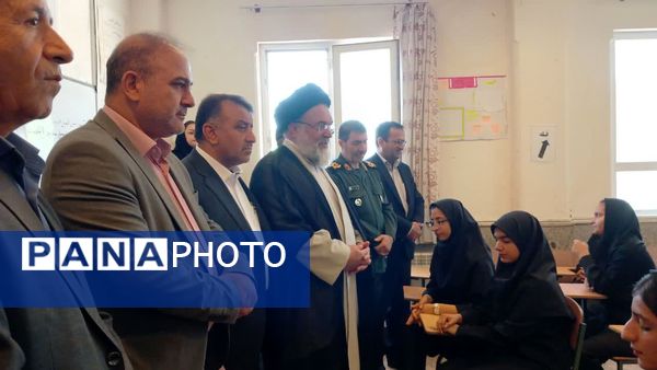 نواختن زنگ استانی مهر، ایثار و مقاومت در مدرسه نمونه دولتی ۹ دی به مناسبت آغاز سال تحصیلی و هفته دفاع مقدس