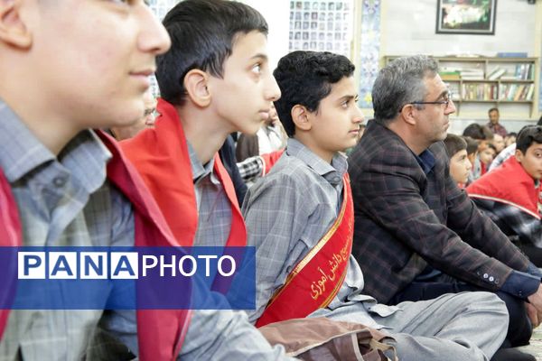 حضور دانش‌آموزان دبیرستان شاهد شهید زیوری پایدار در نماز جمعه اسدآباد 