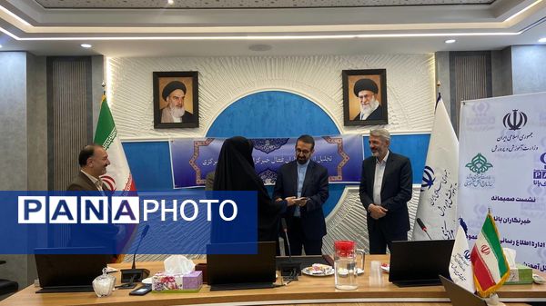 تجلیل از خبرنگاران برتر و فعال خبرگزاری پانای استان مرکزی 