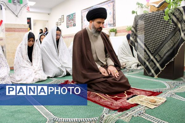 اقامه نماز جماعت در دبیرستان هجرانی پردیس به امامت امام جمعه شهرستان