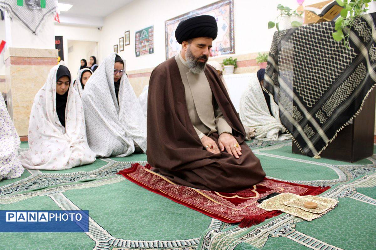 اقامه نماز جماعت در دبیرستان هجرانی پردیس به امامت امام جمعه شهرستان