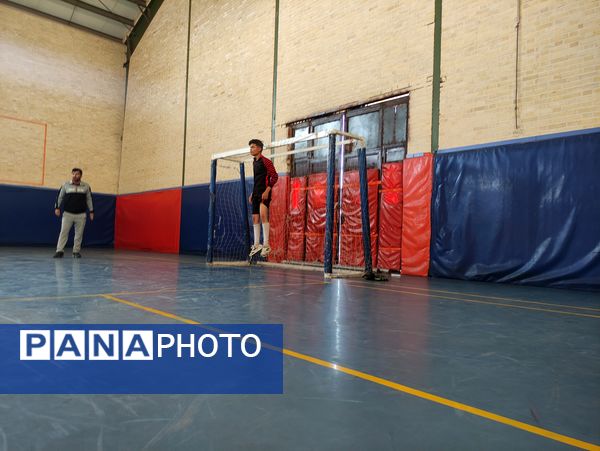 مسابقات فوتسال درون مدرسه به مناسبت هفته تربیت بدنی برگزار شد 