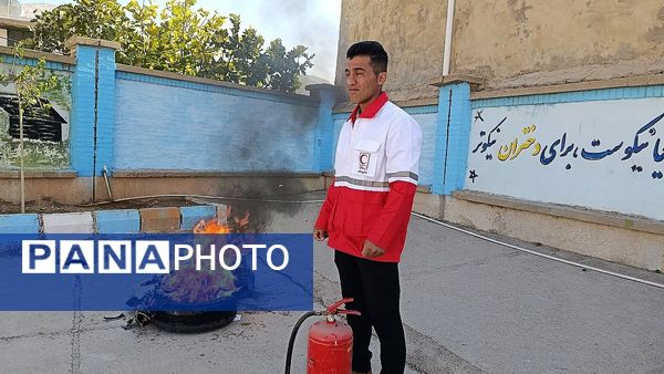 برگزاری مانور پدافند غیر عامل در دبیرستان الزهرا دیشموک 