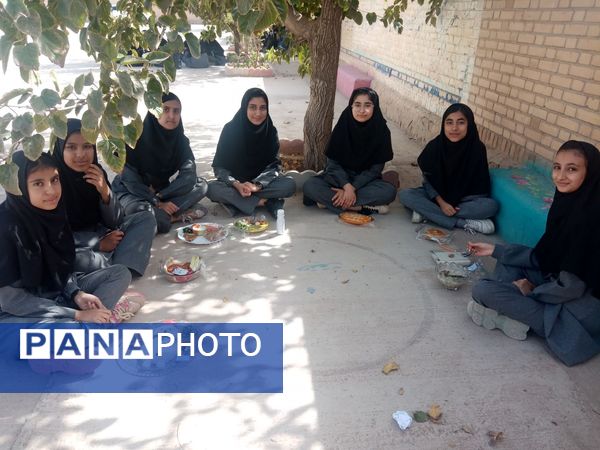 جشنواره غذای سالم در مدرسه حاج مهدی روحانی