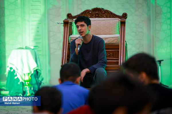 اعتکاف دانش‌آموزی در مسجد جامع شهرک غرب